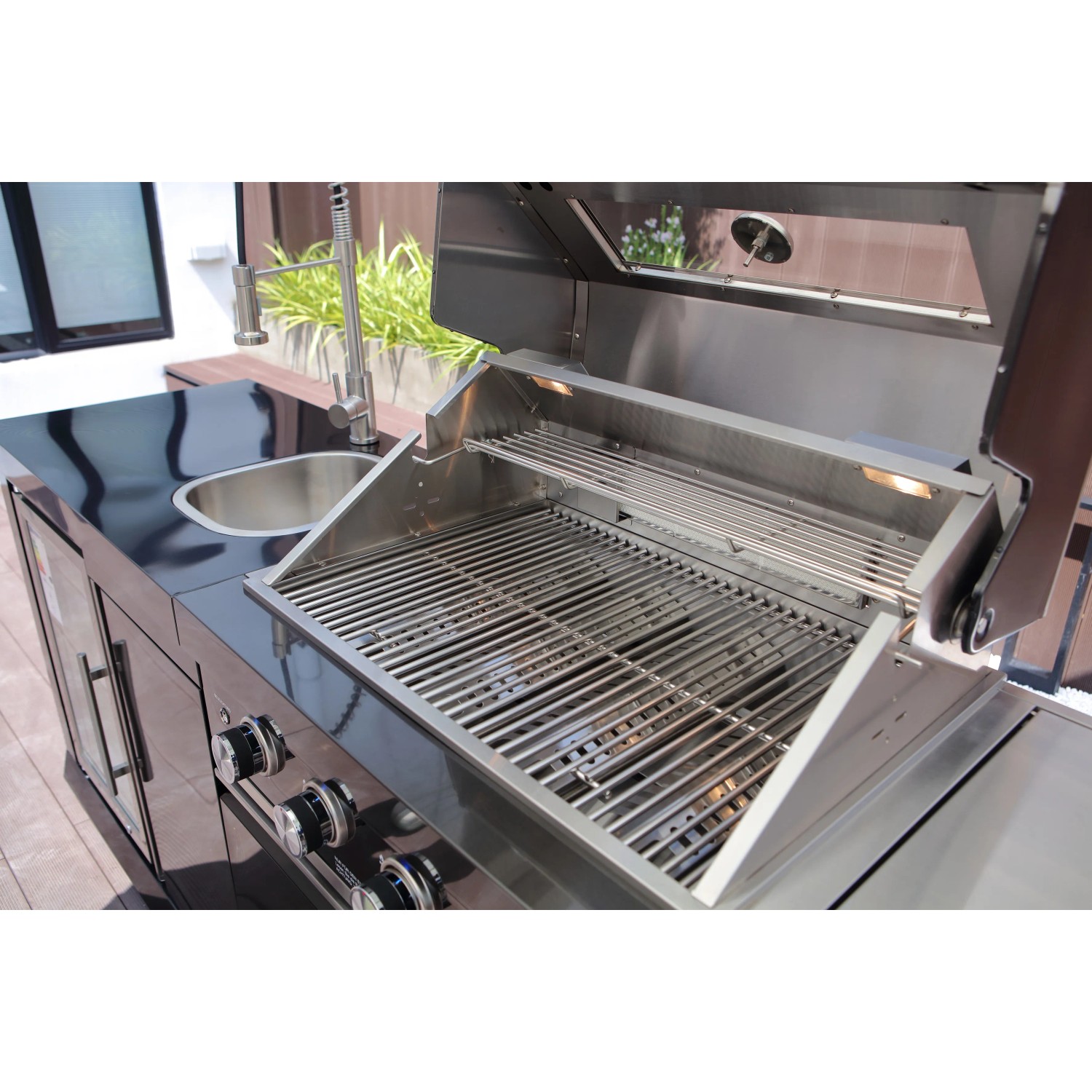 Buschbeck Outdoorküche Cambridge mit Grill, Spüle und Kühlschrank. Moderne Stahlküche für den Garten.