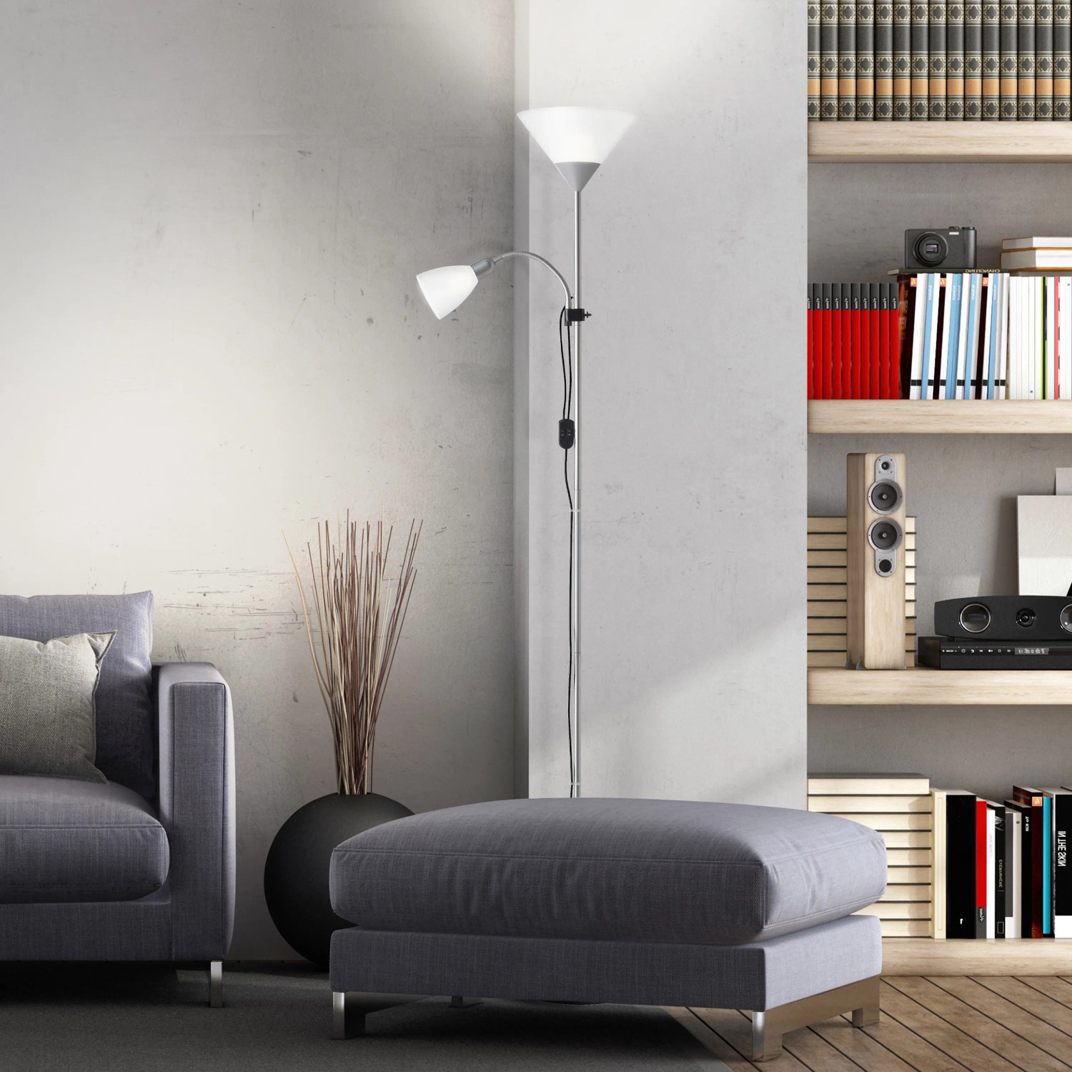 Weiß-silberner LED-Deckenfluter Spari mit Lesearm im Wohnzimmer.