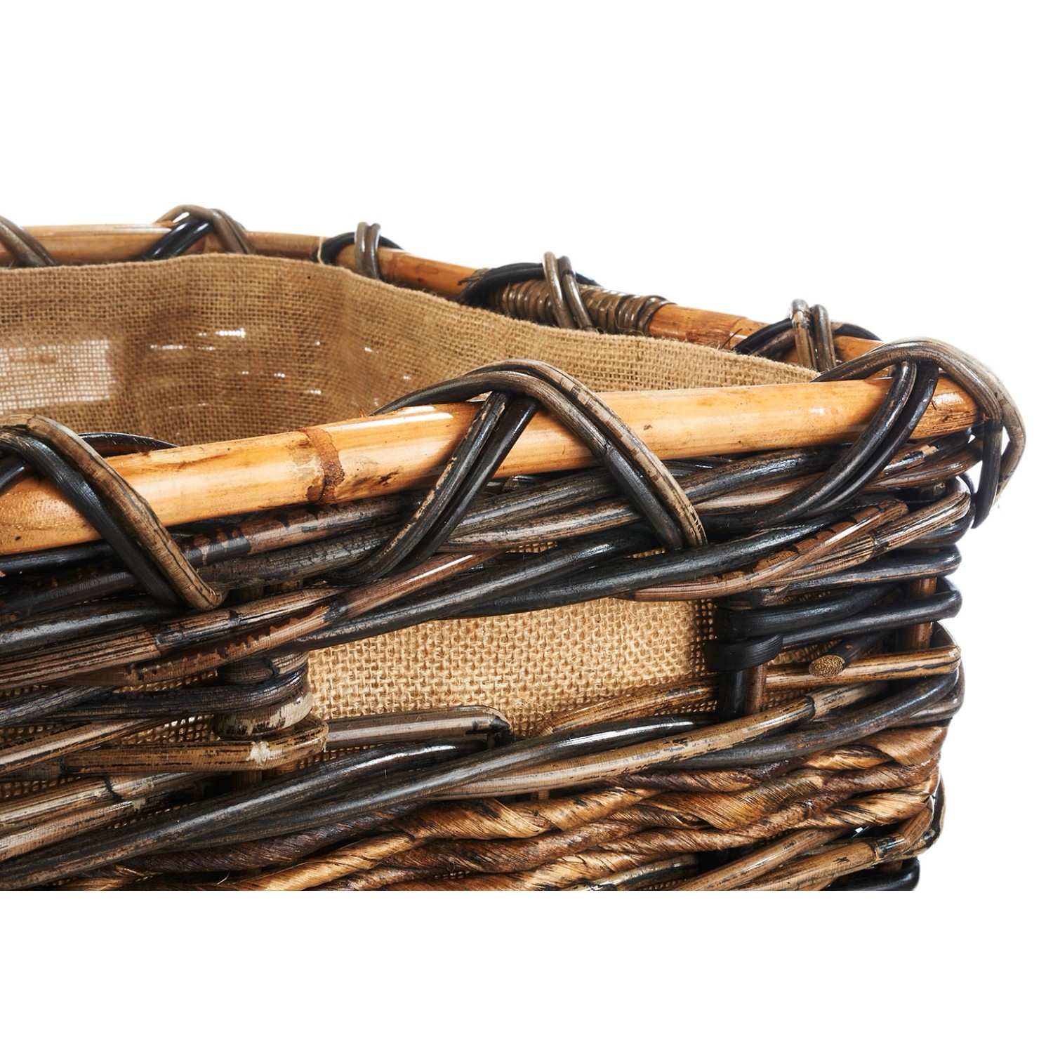 Detailansicht: Eckiger Kaminholzkorb aus Rattan und Bananenblatt mit Jute-Innenfutter.