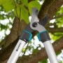Gardena TeleCut Astschere schneidet Ast. Bypass-Schere mit Teleskop-Funktion für Gartenarbeiten.