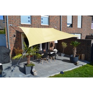 Rechteckiges, weizenfarbenes Floracord Sonnensegel (500x400 cm) über einer Terrasse mit Tisch und Stühlen.