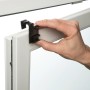 Montage des Gardinia Doppelrollos EasyFix am Fensterrahmen mit Klemmträger.