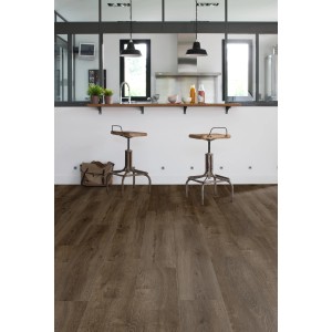 Verlegter Gerflor Vinylboden Appaloosa Dark in dunkler Holzoptik im Küchenbereich.