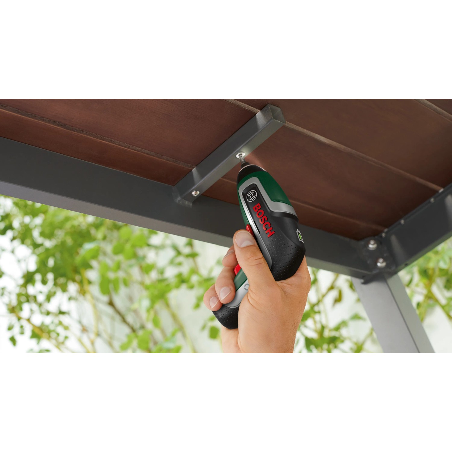 Bosch IXO 7 Akkuschrauber im Einsatz beim Schrauben an einer Terrassenüberdachung.
