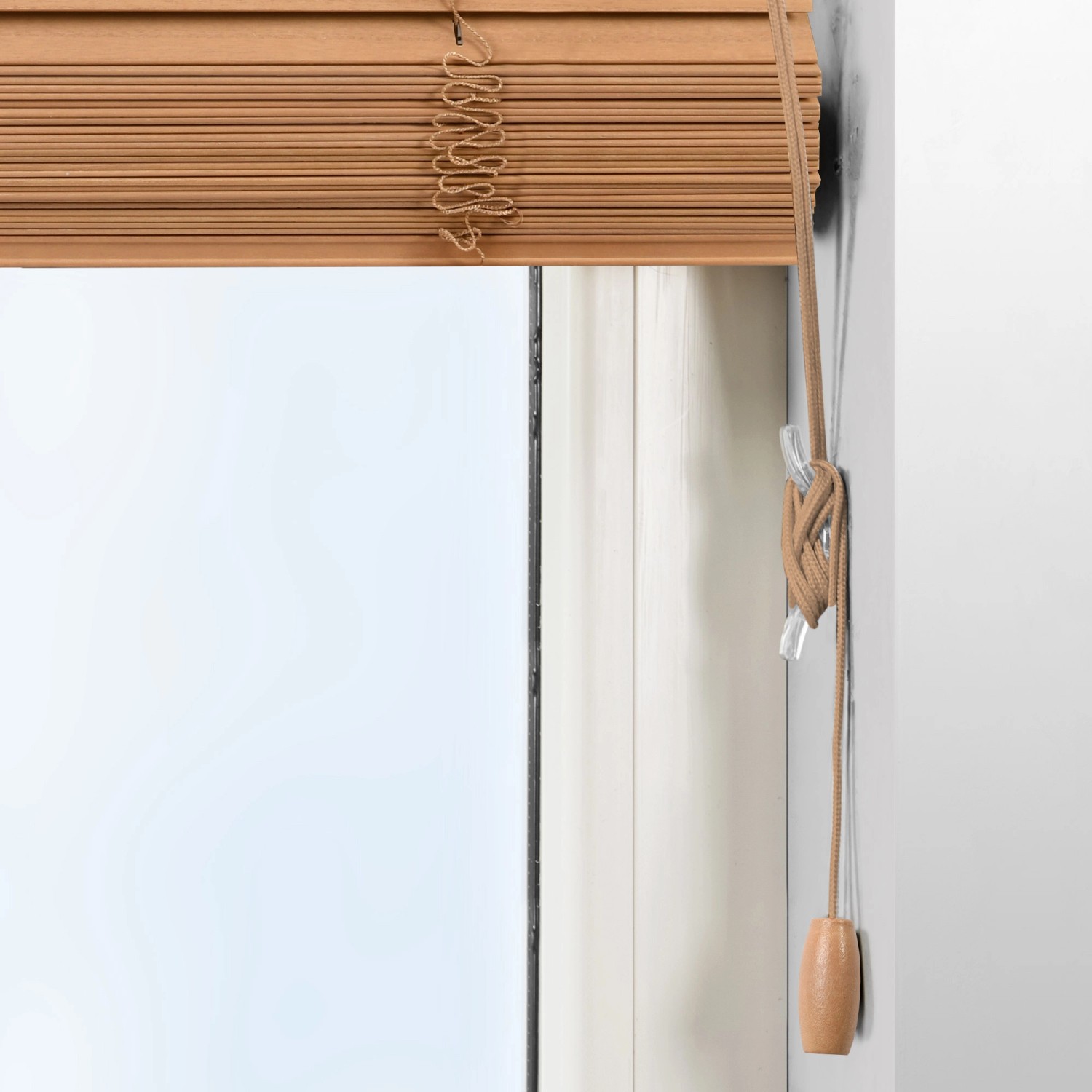 Detailaufnahme der Sol Royal Holzjalousie SolDecor JH3 in Eiche, mit Zugschnüren und Einstellstab.