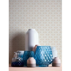 A.S. Création Vliestapete Art Deco beige-weiß mit Glitzer und Vasen im Vordergrund.