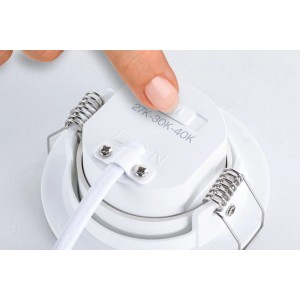 Weiße LED-Einbaustrahler Rückseite: Finger wählt Lichtfarbe (27K-30K-40K) am WhiteSelect Schalter.