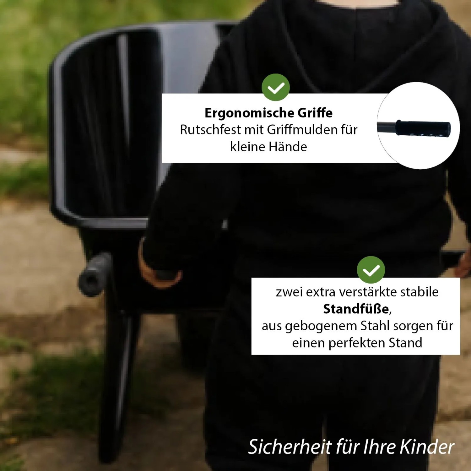 Schwarze TRUTZHOLM Kinderschubkarre mit ergonomischen Griffen und stabilen Standfüßen.