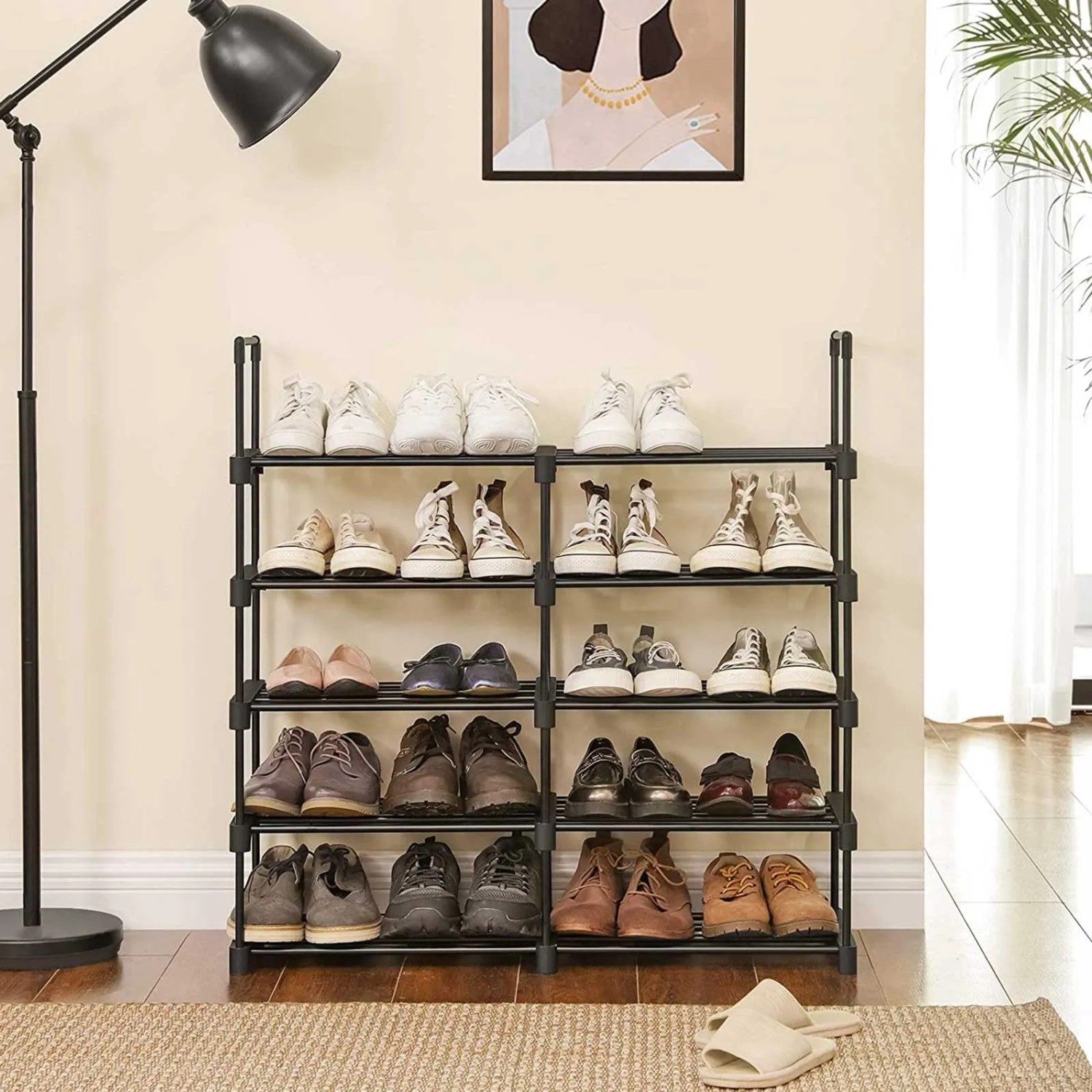 Schwarzes Songmics Schuhregal mit 10 Ebenen und diversen Schuhen.