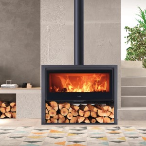 Schwarzer Panadero Kaminofen FENIX EcoDesign mit Holzscheiten und brennendem Feuer.