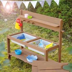 roba Outdoor Kinderküche aus Holz mit Spielwannen, Zubehör und Ablageflächen im Garten.