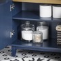 SoBuy Waschbeckenunterschrank blau (60cm) mit geöffneter Tür und Badutensilien im Innenraum.