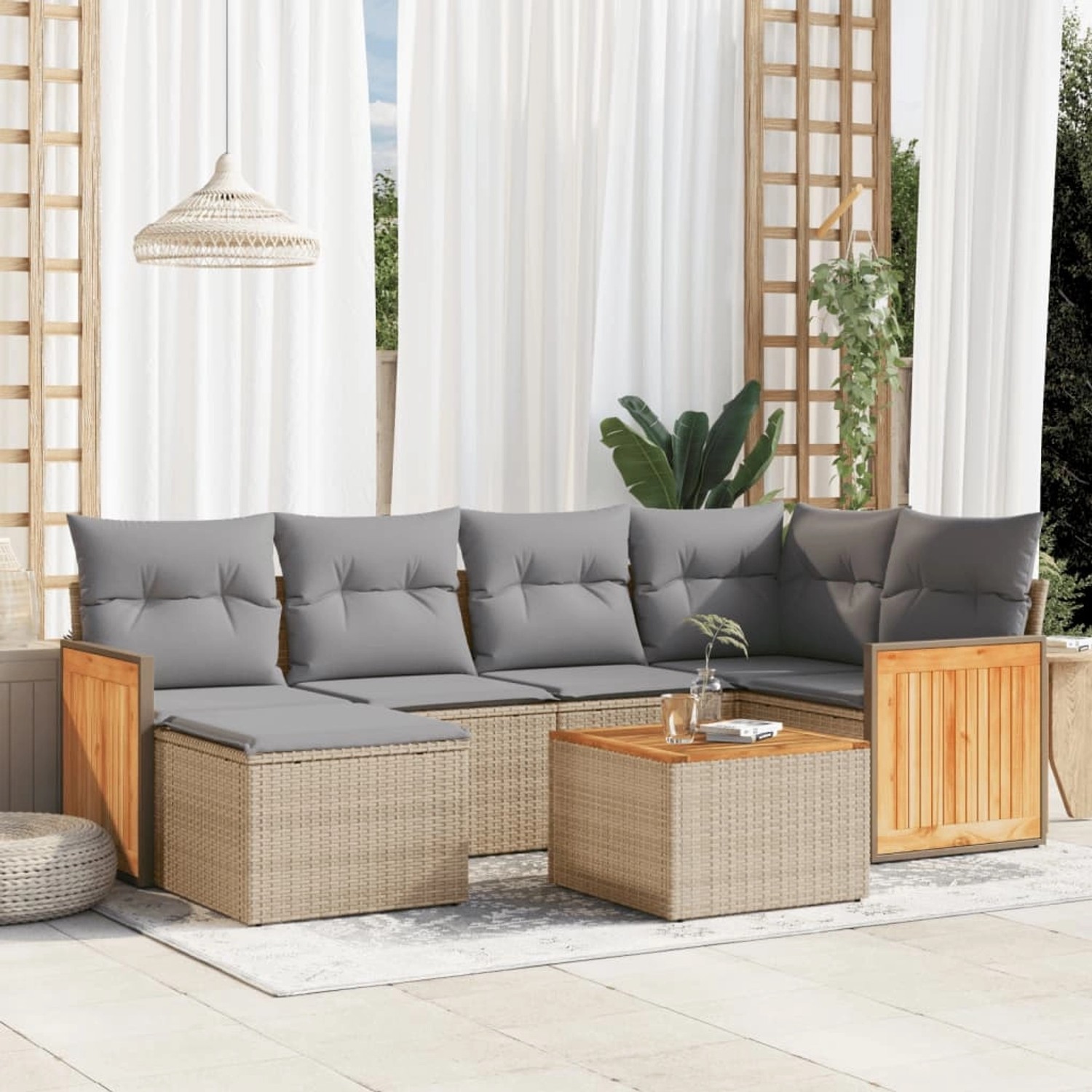 7-teilige Garten-Sofagarnitur aus Rattan in Beige mit grauen Kissen und Holztischplatte.