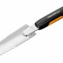 Fiskars Xact Unkrautstecher mit Softgrip-Griff für die Bodenbearbeitung.