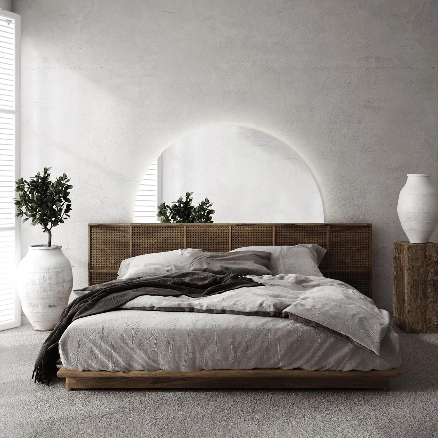 Halbrunder Tulup LED Wandspiegel mit warmweißer Beleuchtung über einem Bett. Dekorativer, rahmenloser Spiegel für Schlafzimmer.