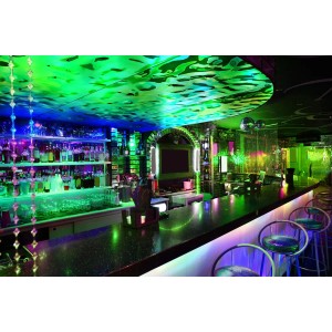 Bar mit blauem Wandpaneel in Metall-Optik und holographischem Effekt. Paneele für Wandverkleidung.