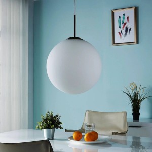 Weiße Lindby Pendelleuchte Marike aus Glas, 35 cm Durchmesser, für Wohn- und Esszimmer.