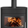 Schwarzer Justus Agero 2.0 Kaminofen aus Stahl mit 7 kW Leistung und Sichtfenster.