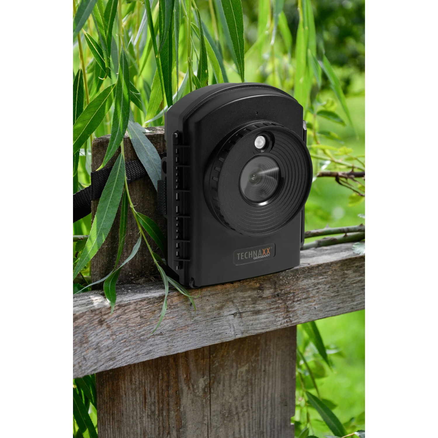Technaxx TX-164 Zeitraffer-Kamera, Full HD, zur Überwachung im Außenbereich auf einem Holzzaun montiert.