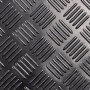 Detailaufnahme einer schwarzen KARAT Gummimatte mit Karo-Muster. Rutschfester PVC-Bodenbelag.