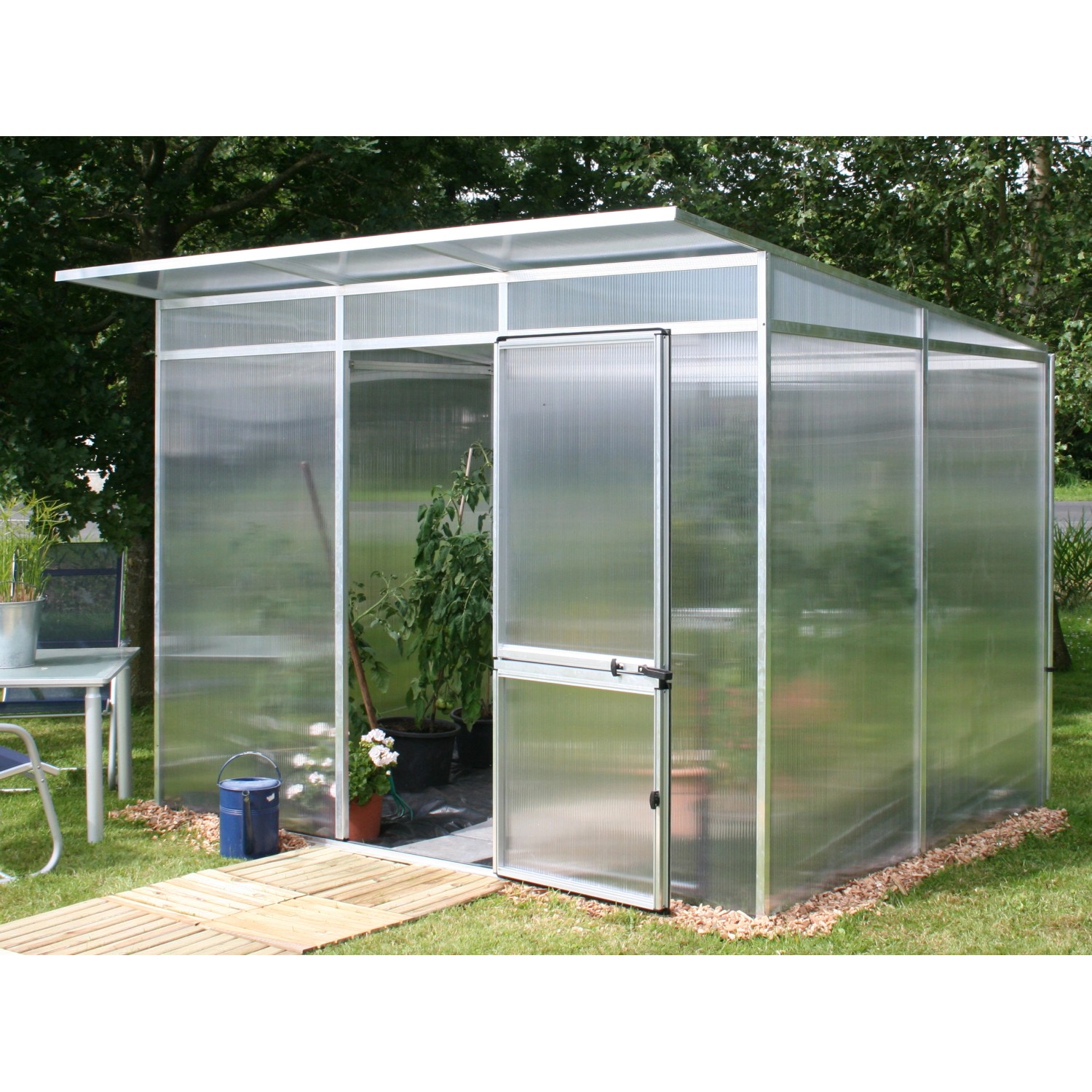 KGT Gewächshaus Linea Alu blank, 6,06 m², mit geöffneter Tür im Garten.