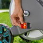 Detailaufnahme: Hand bedient Kick & Stand Funktion am Gardena CleverRoll M Metall Schlauchwagen.