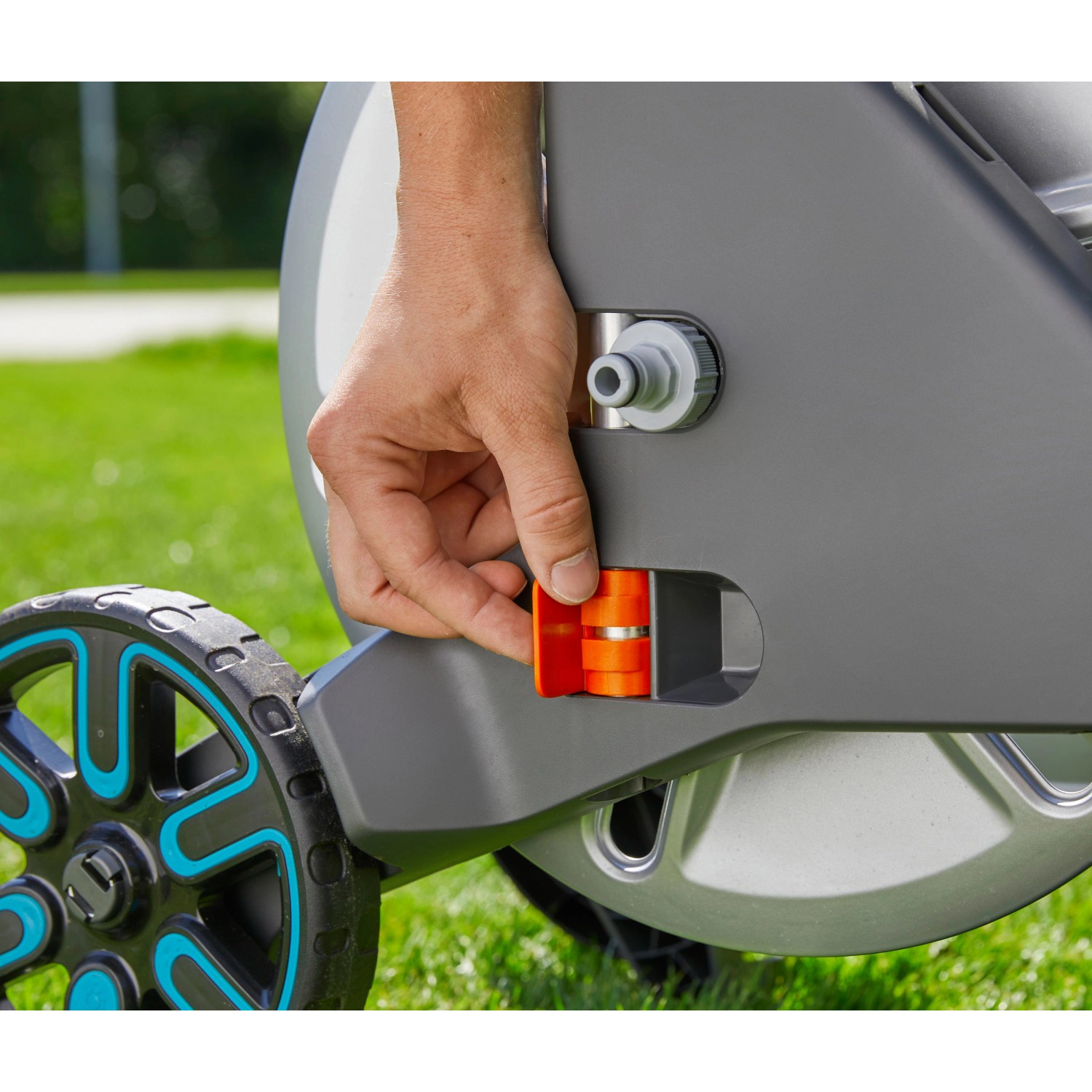 Detailaufnahme: Hand bedient Kick & Stand Funktion am Gardena CleverRoll M Metall Schlauchwagen.