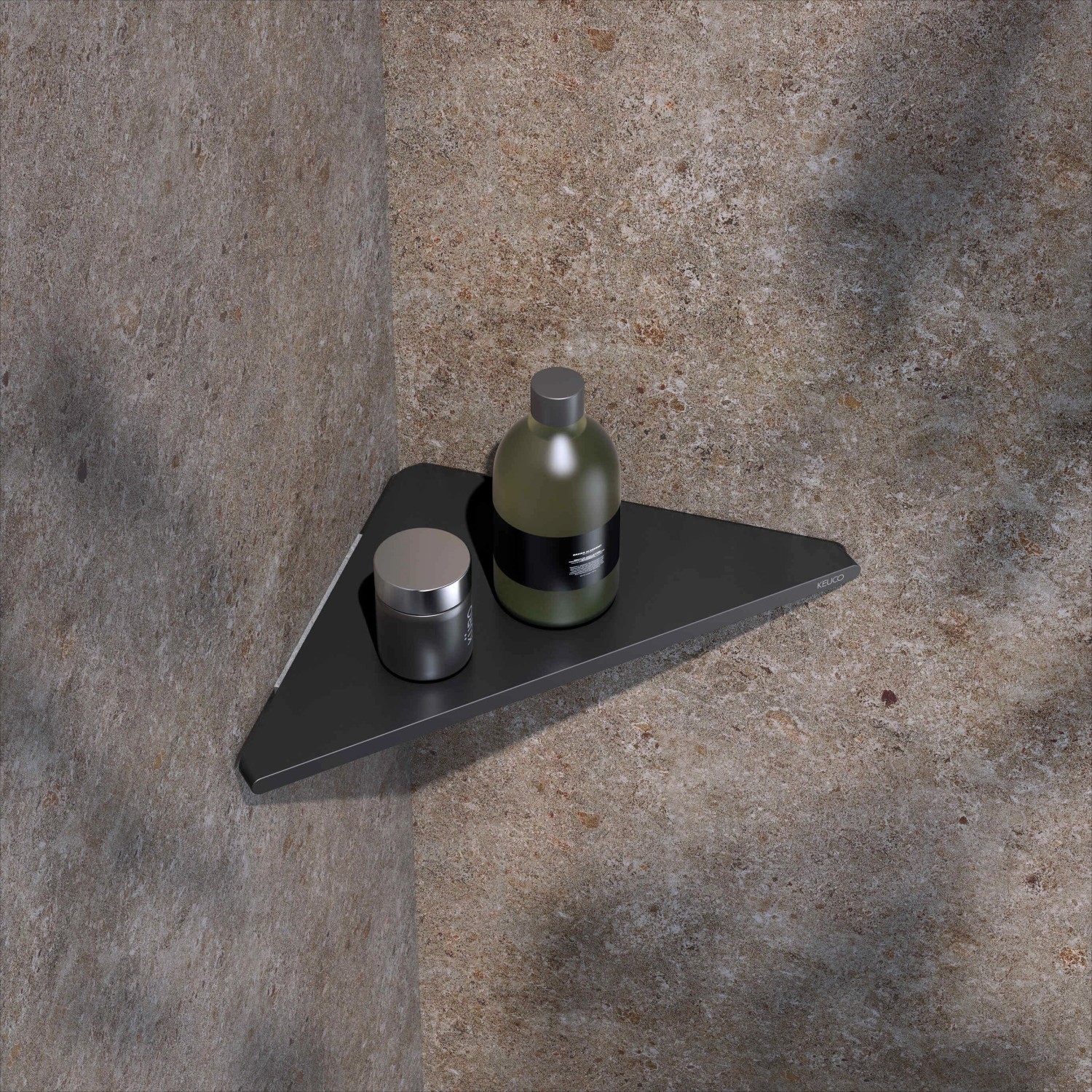 Keuco Eckduschablage Rose, schwarz-matt, mit Shampoo und Creme aufgetragen in einer Ecke.