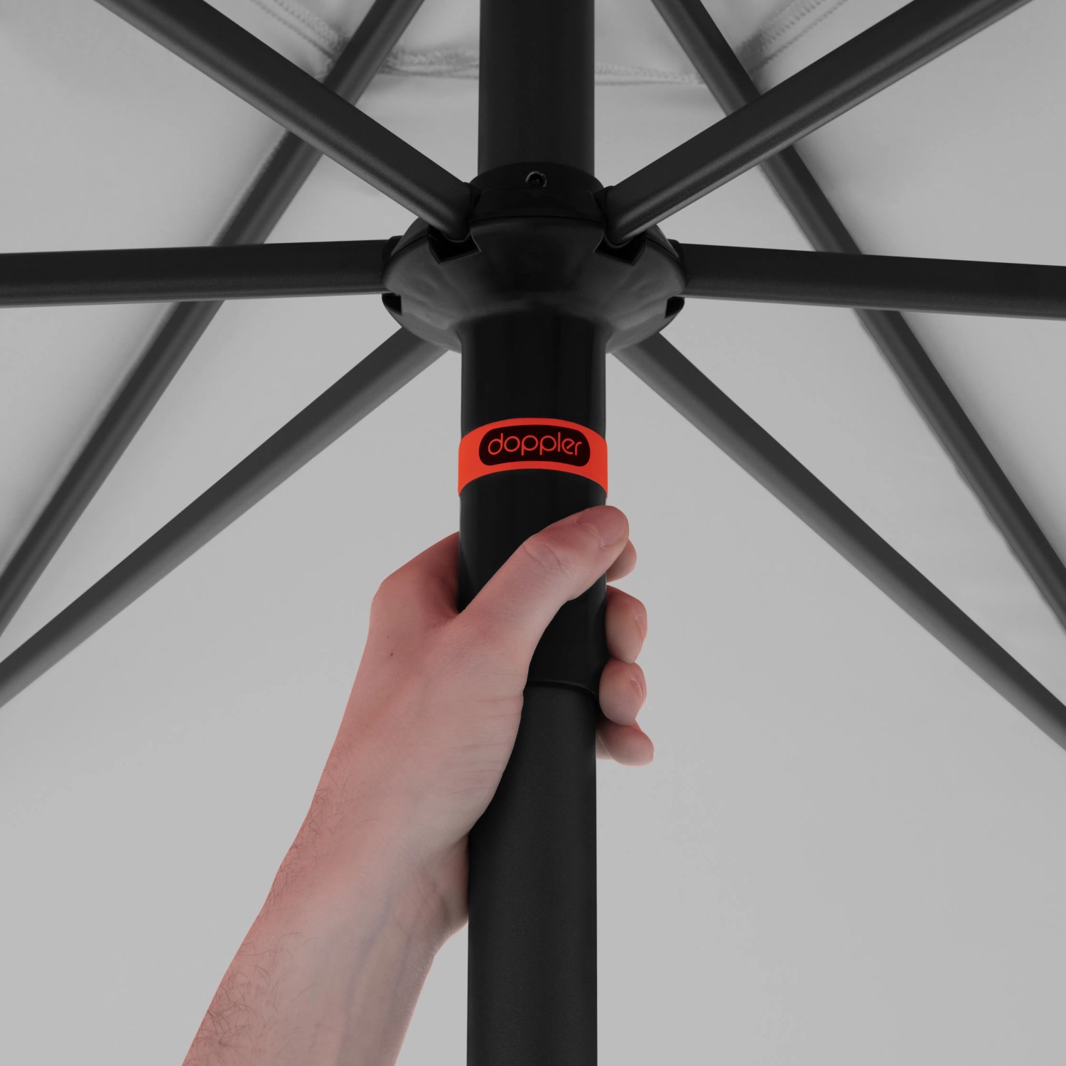 Detailaufnahme: Hand bedient Push-Up Mechanik des hellgrauen Doppler Marktschirms MyZone.