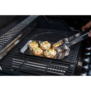 Enders Grillschale aus Edelstahl mit gefüllten Champignons und Grillzange auf einem Grill.