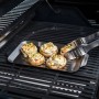 Enders Grillschale aus Edelstahl mit gefüllten Champignons und Grillzange auf einem Grill.
