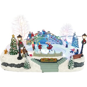 Weihnachtsdorf mit beleuchteter Eislaufbahn, Schlittschuhläufern, Brücke, Bäumen und Laternen im Schnee. Mehrfarbige Weihnachtsdekoration.
