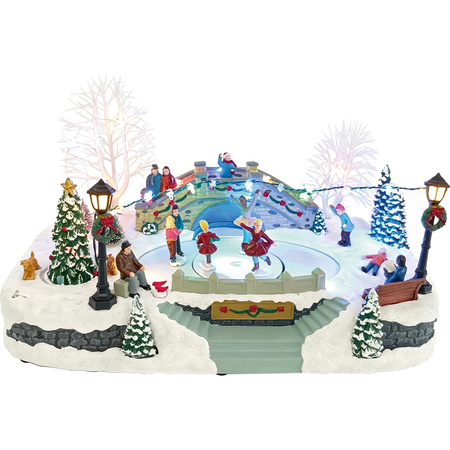 Weihnachtsdorf mit beleuchteter Eislaufbahn, Schlittschuhläufern, Brücke, Bäumen und Laternen im Schnee. Mehrfarbige Weihnachtsdekoration.