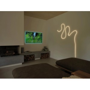 Osram Smart-LED-Streifen Neon Flex als flexible, dekorative Wandbeleuchtung im Wohnzimmer, warmweiß leuchtend.