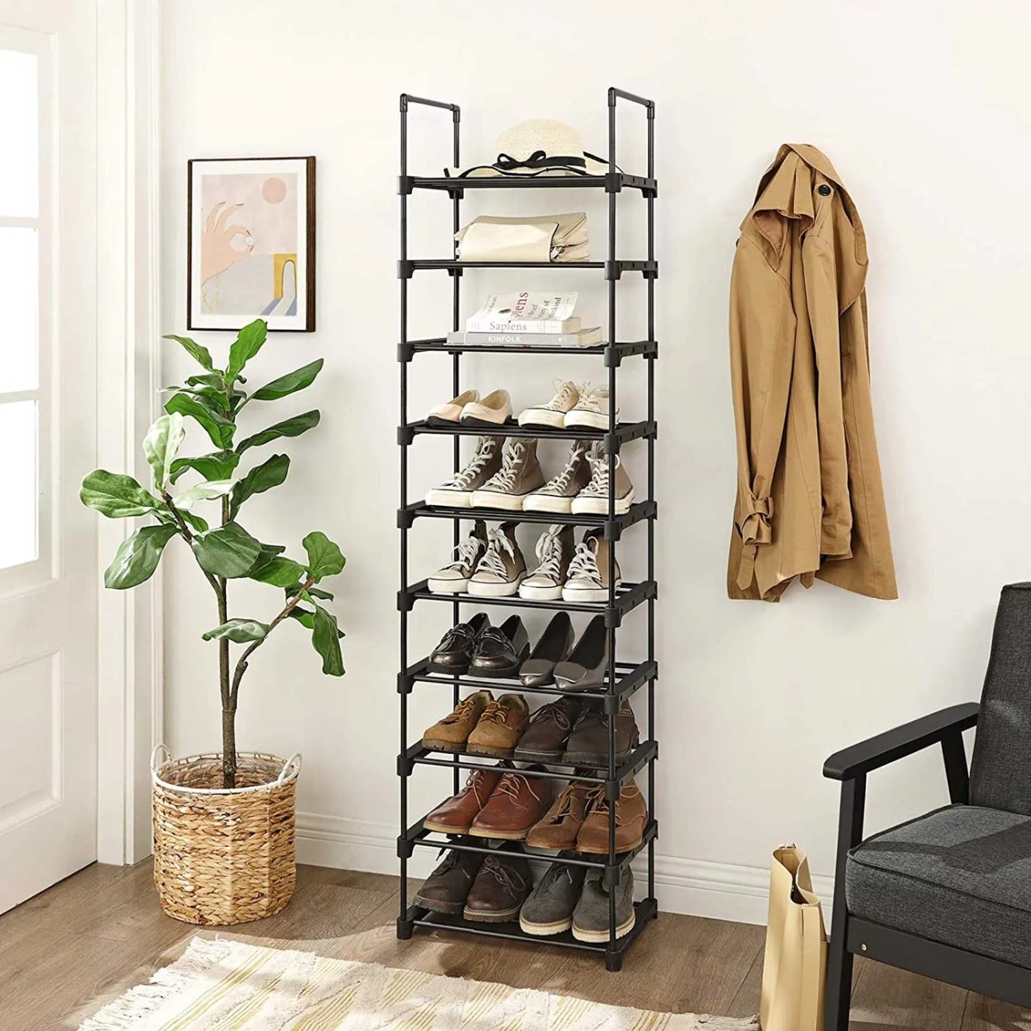 Schwarzes Songmics Schuhregal mit 10 Ebenen für ca. 20 Paar Schuhe im Wohnraum.