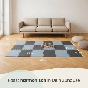 LittleTom Puzzlematte, 18-teilig, grau-blau, 180x180cm, mit Spielzeug auf Holzboden vor Sofa.