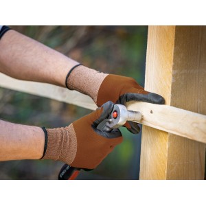 Hände mit LUX Multi Handschuhen (Gr. 7) beim Schrauben in Holz. Arbeitshandschuhe für Heimwerker.