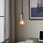Eglo E14 LED Leuchtmittel in Globeform mit warmweißem Licht, hängend über einem Schreibtisch.