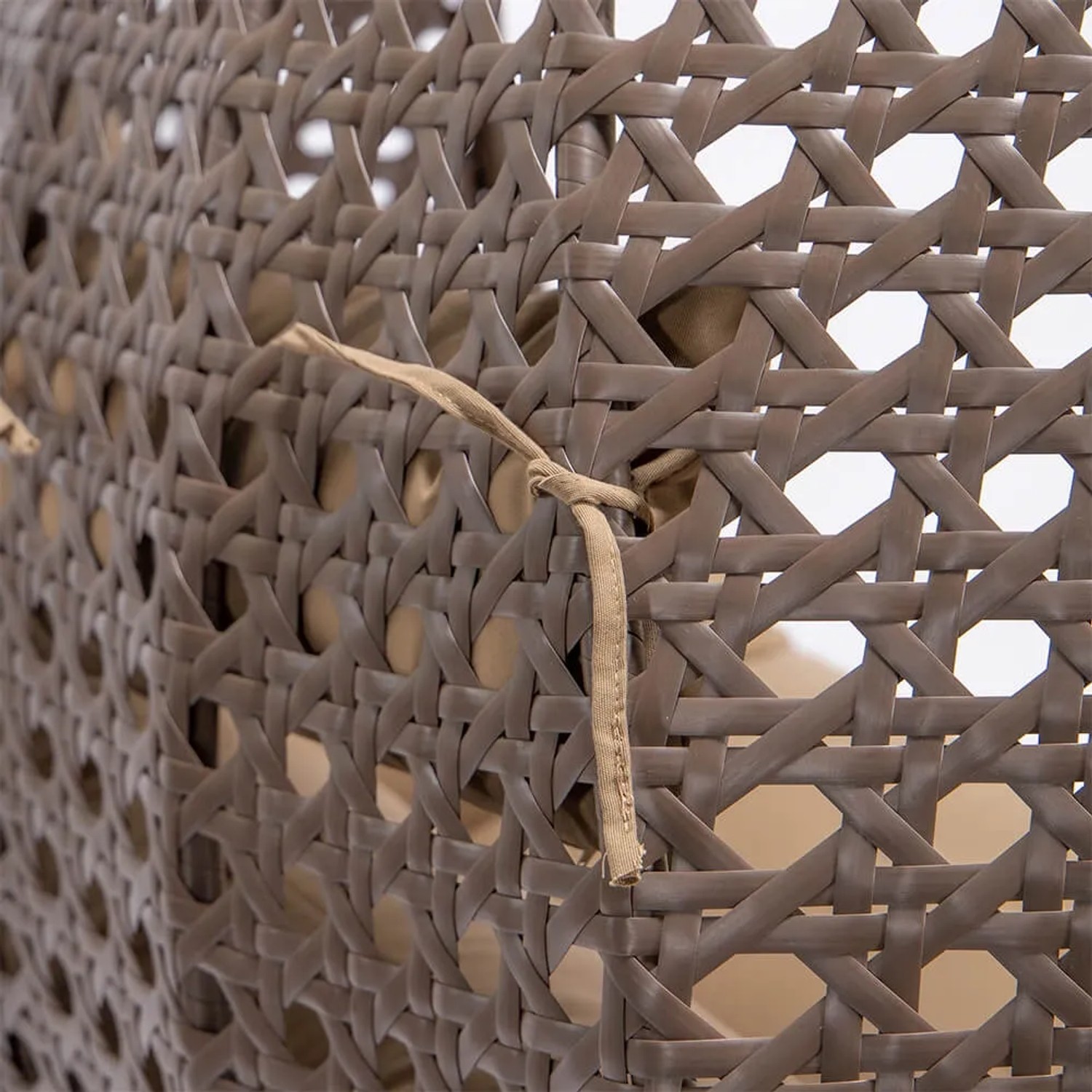 Detailaufnahme des braunen Home Deluxe Hängesessels Twin aus Polyrattan, Kissenbefestigung sichtbar.