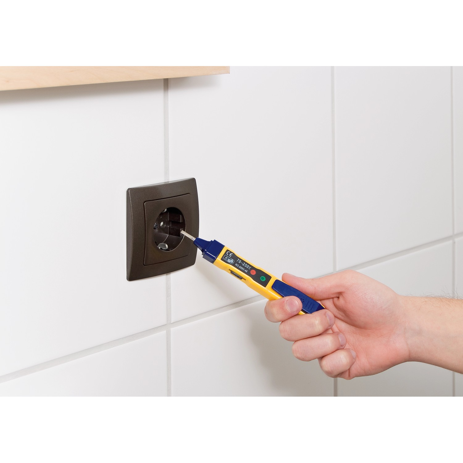 3-in-1 Tester prüft Spannung an Steckdose. Spannungsprüfer mit LED Anzeige, blau/gelb.