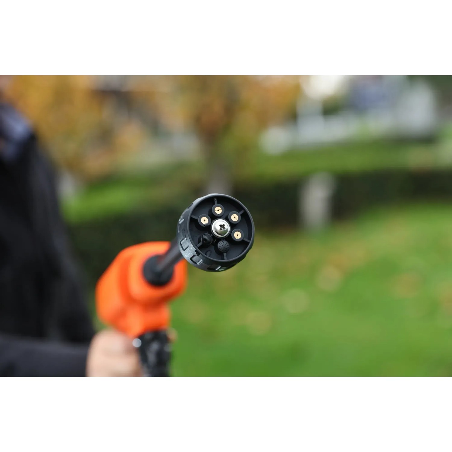 Yard Force Mitteldruckreiniger LW C02B mit 5-in-1 Düse, Akku und Ladegerät.