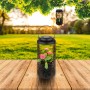 Schwarze, matte Globo Solarleuchte aus Metall, 41 cm, mit Blumen befüllt, stehend und hängend im Garten.
