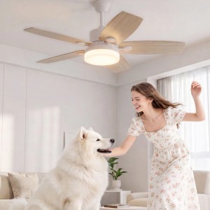 Weißer Deckenventilator mit 5 Holzflügeln und LED-Licht in modernem Wohnraum. 42 Zoll, DC Motor, Fernbedienung.