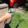 Geka Multibrause Plus 5S Grau in Aktion: Hand hält Gartenspritze beim Bewässern von Pflanzen.