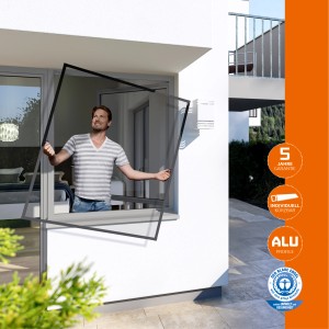 Mann montiert anthrazitfarbenes Windhager Fliegengitter-Fenster Plus (140x150cm) im Fensterrahmen.