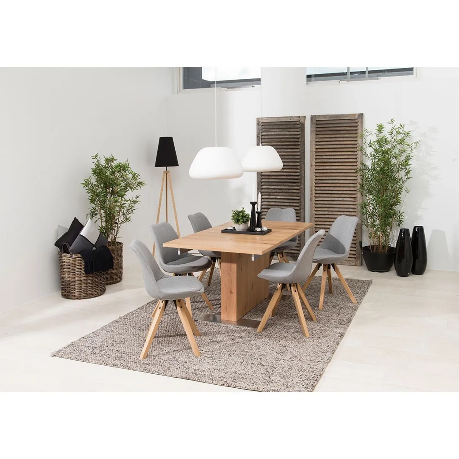 Esszimmer mit Esstisch und grauen ebuy24 Dima Esszimmerstühlen mit Holzbeinen.