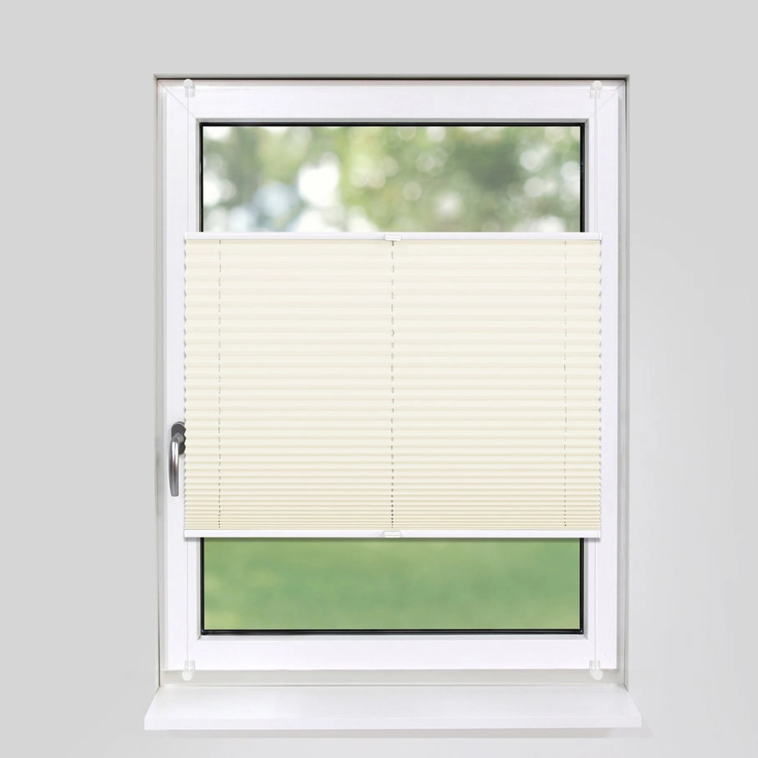 Blickdichtes, vanillefarbenes Plissee von Deco-Raum, ohne Bohren am Fensterrahmen befestigt.