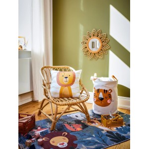 Kinderzimmer mit Safari-Teppich, Stuhl mit Löwenkissen und Spielzeugsack mit Tigergesicht.