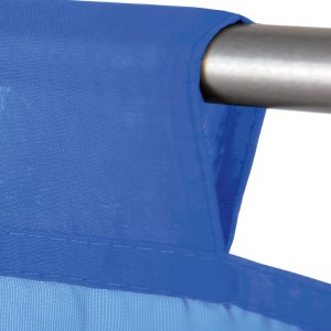Blaue Bistrogardine mit Raffoptik und Stangendurchzug, Detailansicht.