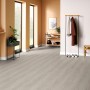 Verlegtes Egger NatureSense Aqua Laminat in Grau, wasserfest und passend zum modernen Wohnstil.